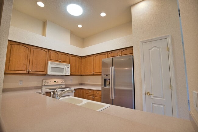 Building Photo - Annual Unfurnished Villa, 2 Bedrooms, 2 Ba...