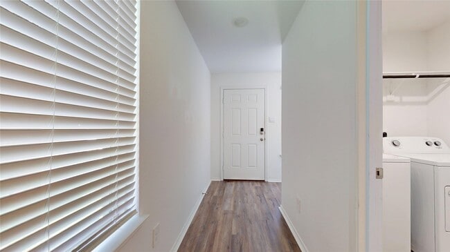 Building Photo - 16873 Short Pnes Dr