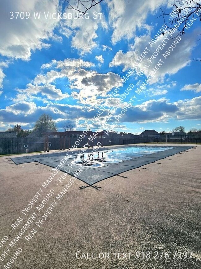 Building Photo - 3709 W Vicksburg St