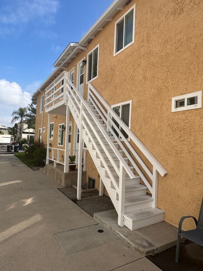 Building Photo - 4128 W Toluca Lake Ave