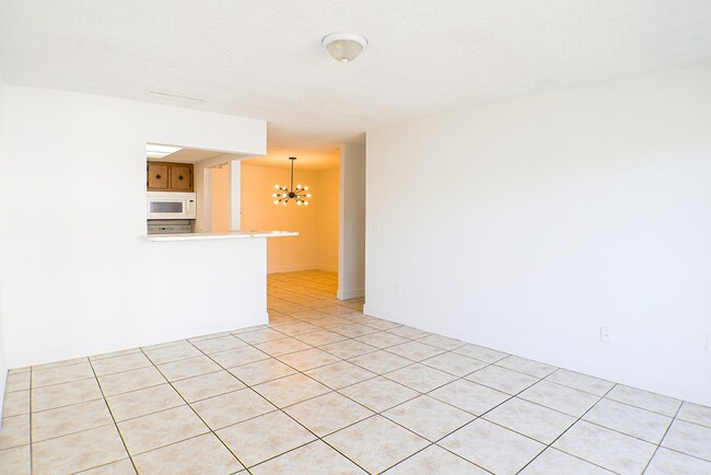 Building Photo - Cozy 2 beds 1 bath apartment in Fort Myers