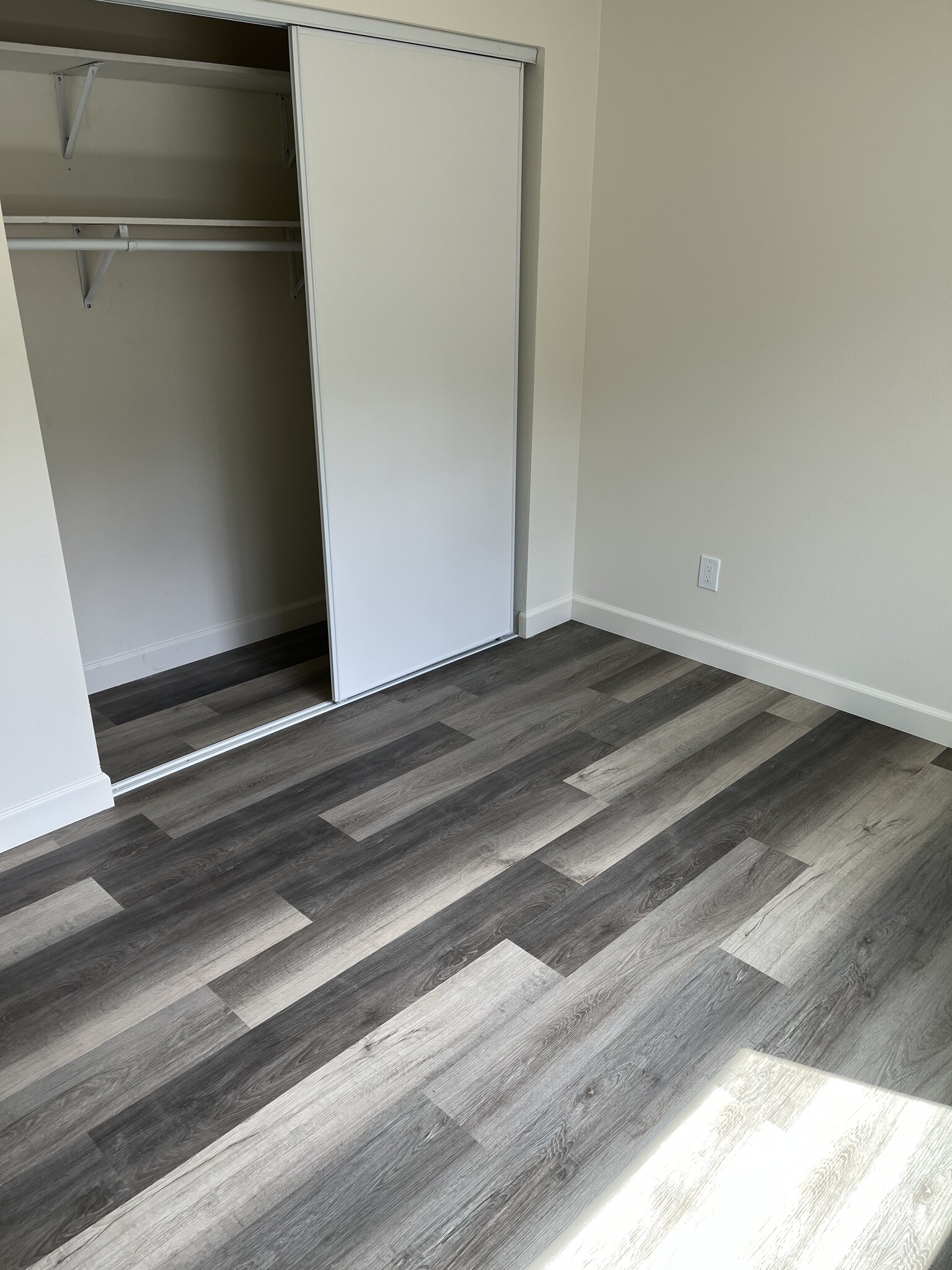 2nd bedroom - 432 W Raymond St