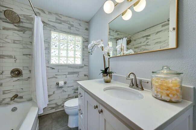 Building Photo - Unbelievable Brentwood Home + Separate Hom...
