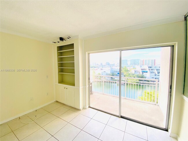 Building Photo - 400 Kings Point Dr