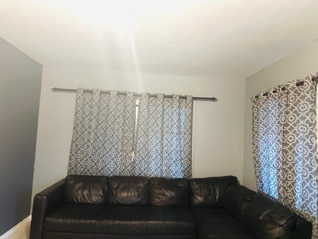 Building Photo - 650 W Tropicana Ct