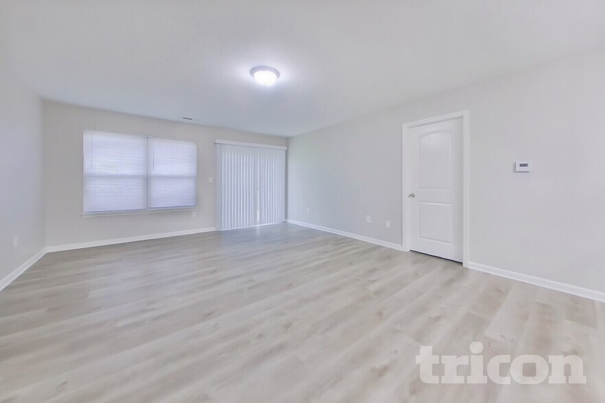Building Photo - 11491 N Creekside Dr