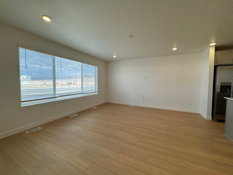 Building Photo - 2071 Sand Holw Dr