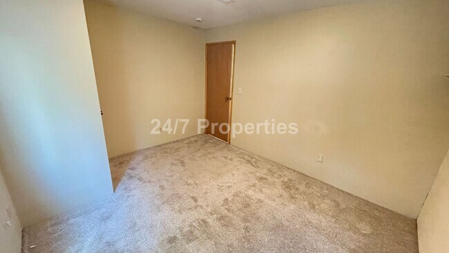 Building Photo - Spacious 4BD I 2BA Home w/ Separate Living...
