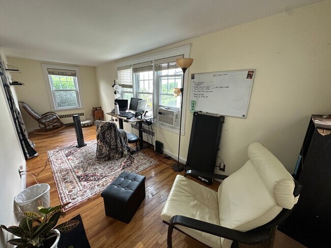 Building Photo - 3 Bed/1.5 Bath - Backyard - Off-Street Parking - Oak Square