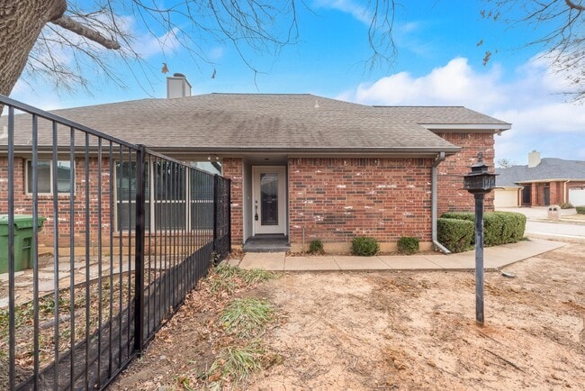 Building Photo - Garden haven 3 bed 2 bath home in H-E-B school district