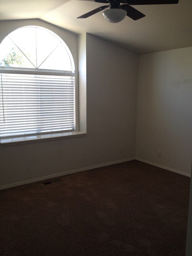 Building Photo - 4 bedroom 3 bath PLUS RV parking and great fenced yard.