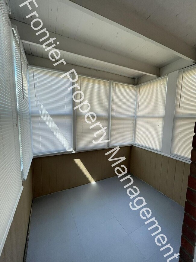 Building Photo - Charming 1-Bedroom Apartment