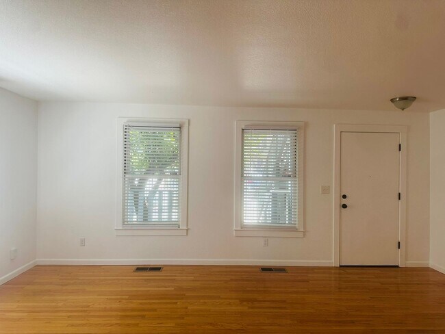Building Photo - Spacious 1 Bedroom in Downtown Sacramento Where Convivence Is KEY! CALL Today To Schedule a Showing!