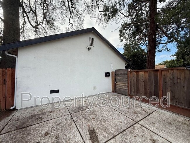 Building Photo - 805 W Yosemite Ave