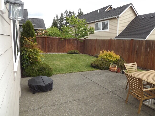 Building Photo - Gorgeous 3 bedroom, 2.5 bath in "Eagle Hei...