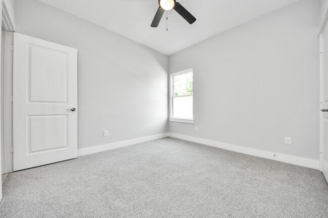 Building Photo - 1307 Laskey St