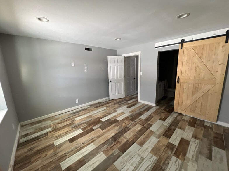 Building Photo - 383 Stewart Rd N