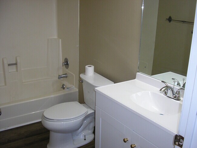 Building Photo - 2516 Edgehill Pl