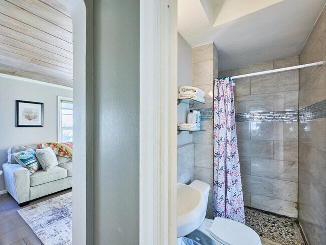 Building Photo - 1214 E Atlantic Ave