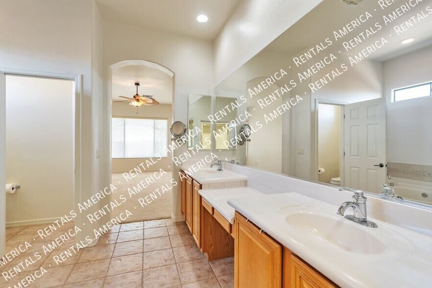 Building Photo - 13135 N Kenosha Bluff Dr