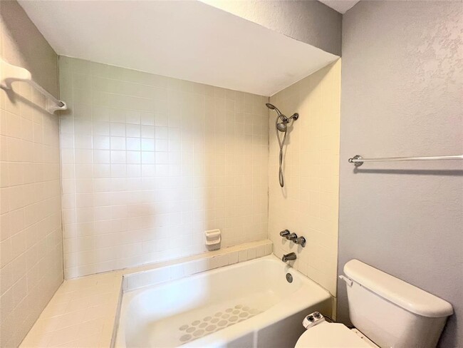 Building Photo - 4711 Spicewood Springs Rd