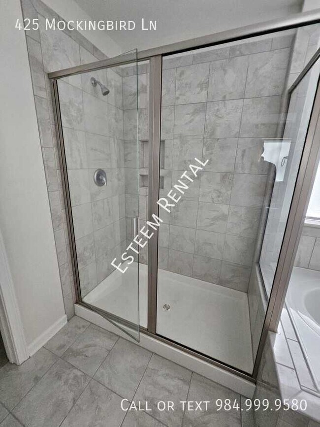 Building Photo - 425 Mockingbird Ln