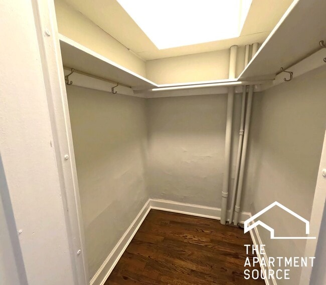 Building Photo - 810 W Cuyler Ave
