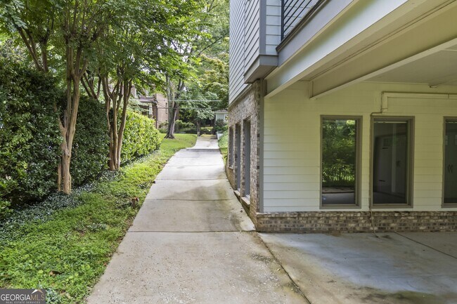 Building Photo - 1742 Helen Dr NE