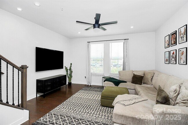 Building Photo - 256 Parkwood Ave