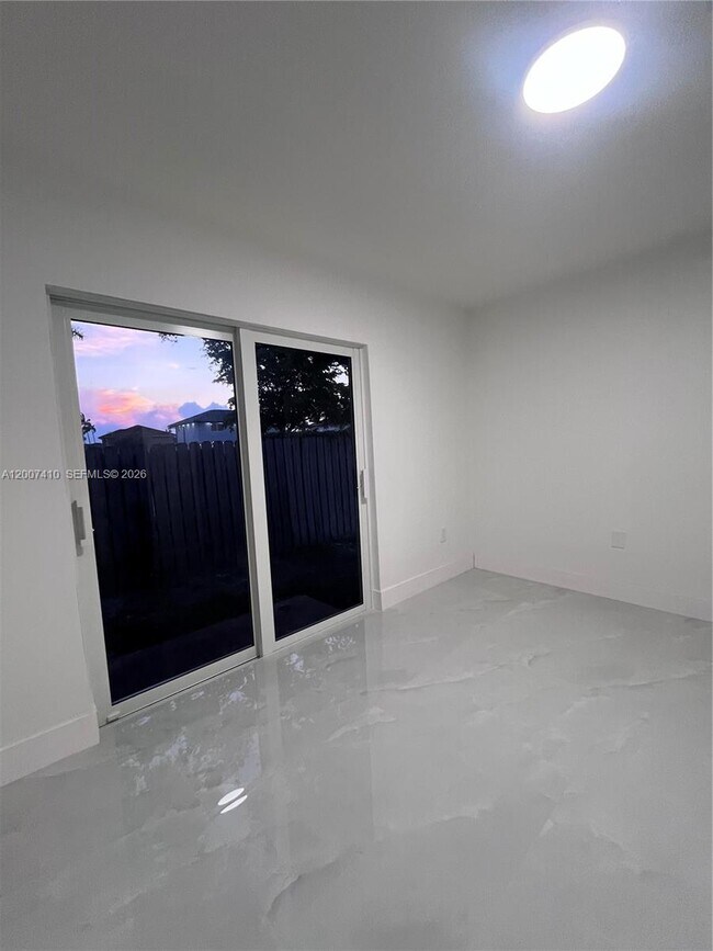 Building Photo - 10058 SW 156th Ct