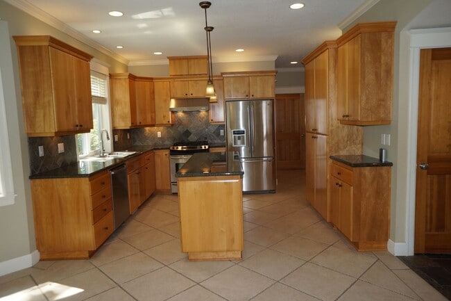 Building Photo - Spectacular NW Portland 4 bedroom with gue...