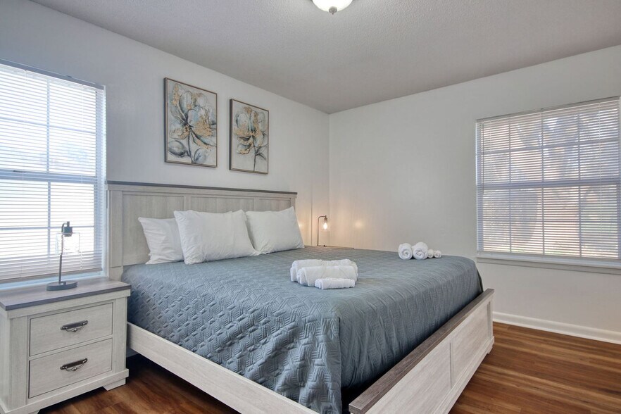 Building Photo - 104 Spanish Oak Dr