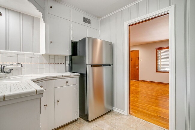 Building Photo - Historic 2 bed, 1 bath Apartment in Covete...