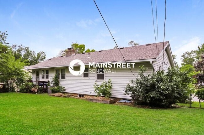 Building Photo - 3 Bedroom Pet-Friendly Home in Kansas City, MO with Main Street Renewal