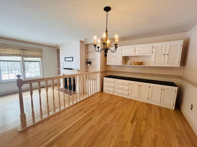 Building Photo - Beautiful 4 Bed/2.5 Bath Condo Available Now in Portsmouth NH |