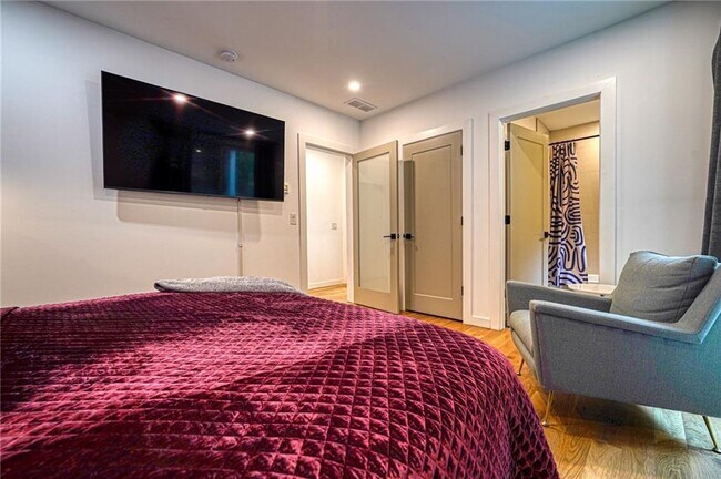 Building Photo - 825 Barnett St NE