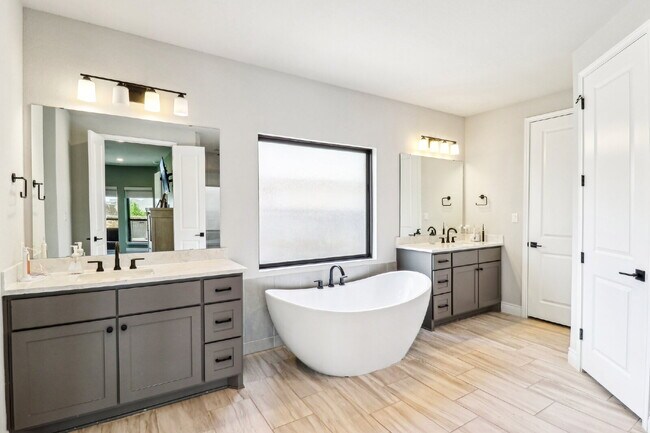 Building Photo - "Spacious 5-Bed Oasis with 4.5 Baths – You...
