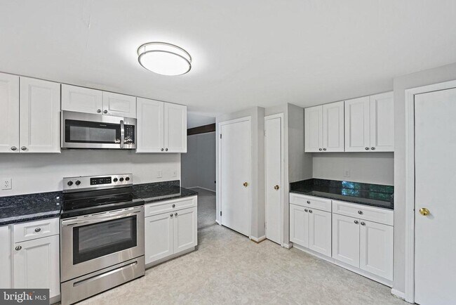 Building Photo - 5847 New England Woods Dr