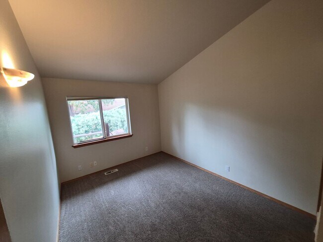 Building Photo - 3BR/2BA NE Bend Home