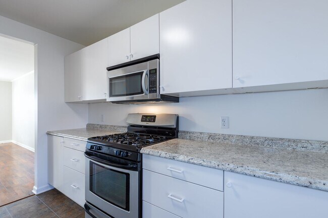 Building Photo - Beautiful Brookside duplex unit - NO PETS