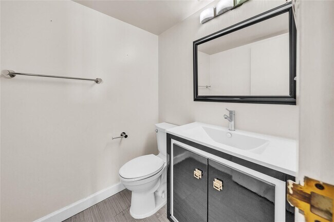 Building Photo - 1000 Parkview Dr