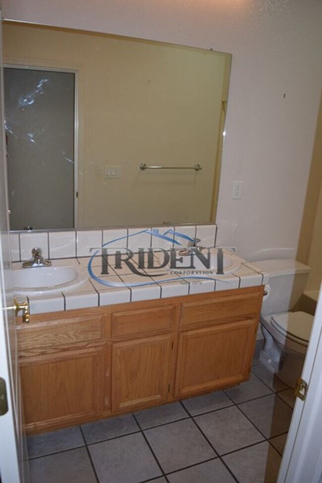 Building Photo - 4 bedroom, 3 bath house with den/office