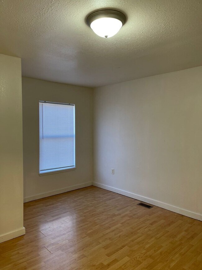 Building Photo - Adorable 3 Bedroom Home