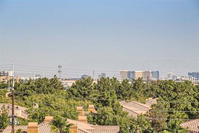 Building Photo - 2 Bedroom Mid-Rise Condo at PARK AVENUE!