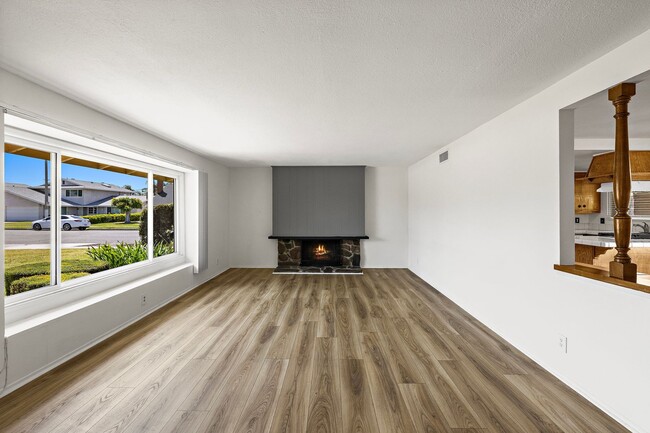Building Photo - Spacious Home on Corner Lot!