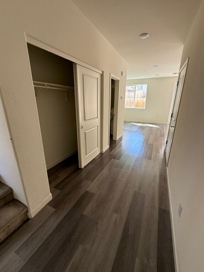 Building Photo - Charming Sun Valley Home with Generous Yard