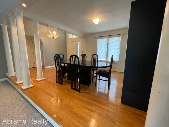 Building Photo - 4 br, 2.5 bath House - 725 Dickens Pl