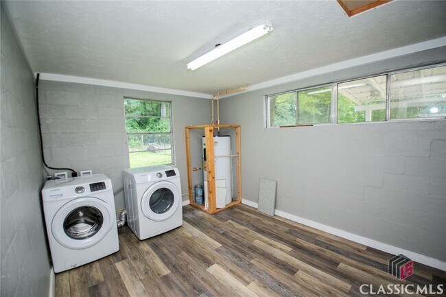 Building Photo - 1224 Hull Rd