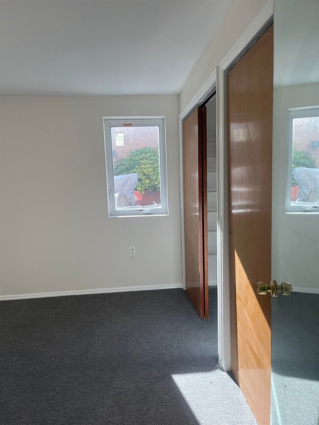 Building Photo - 653 39th St