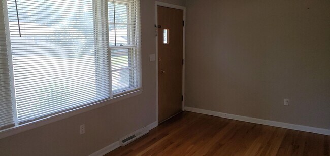 Building Photo - 1607 Highridge Dr